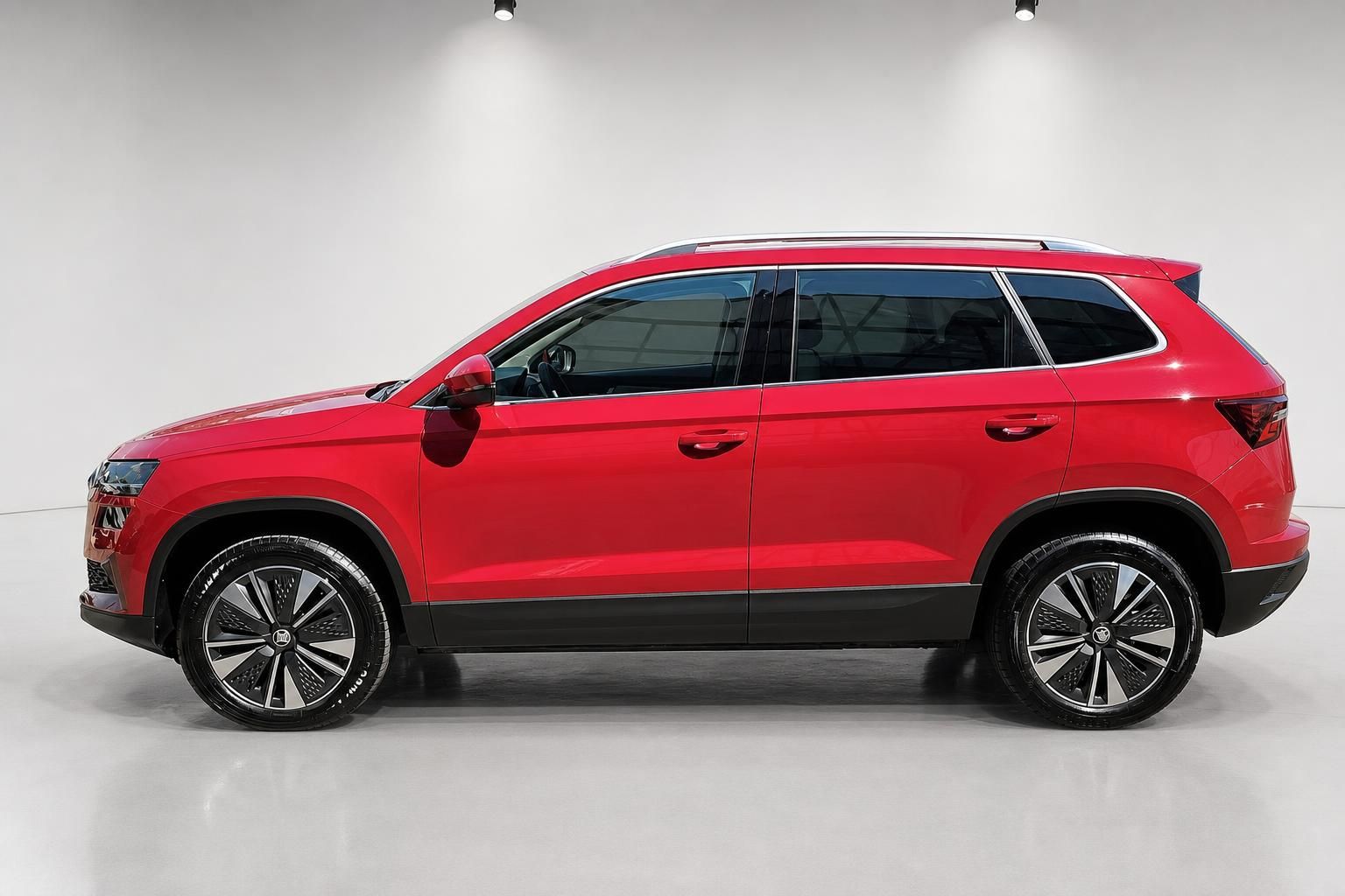 Roter Skoda Karoq SUV in der Seitenansicht, Studioaufnahme