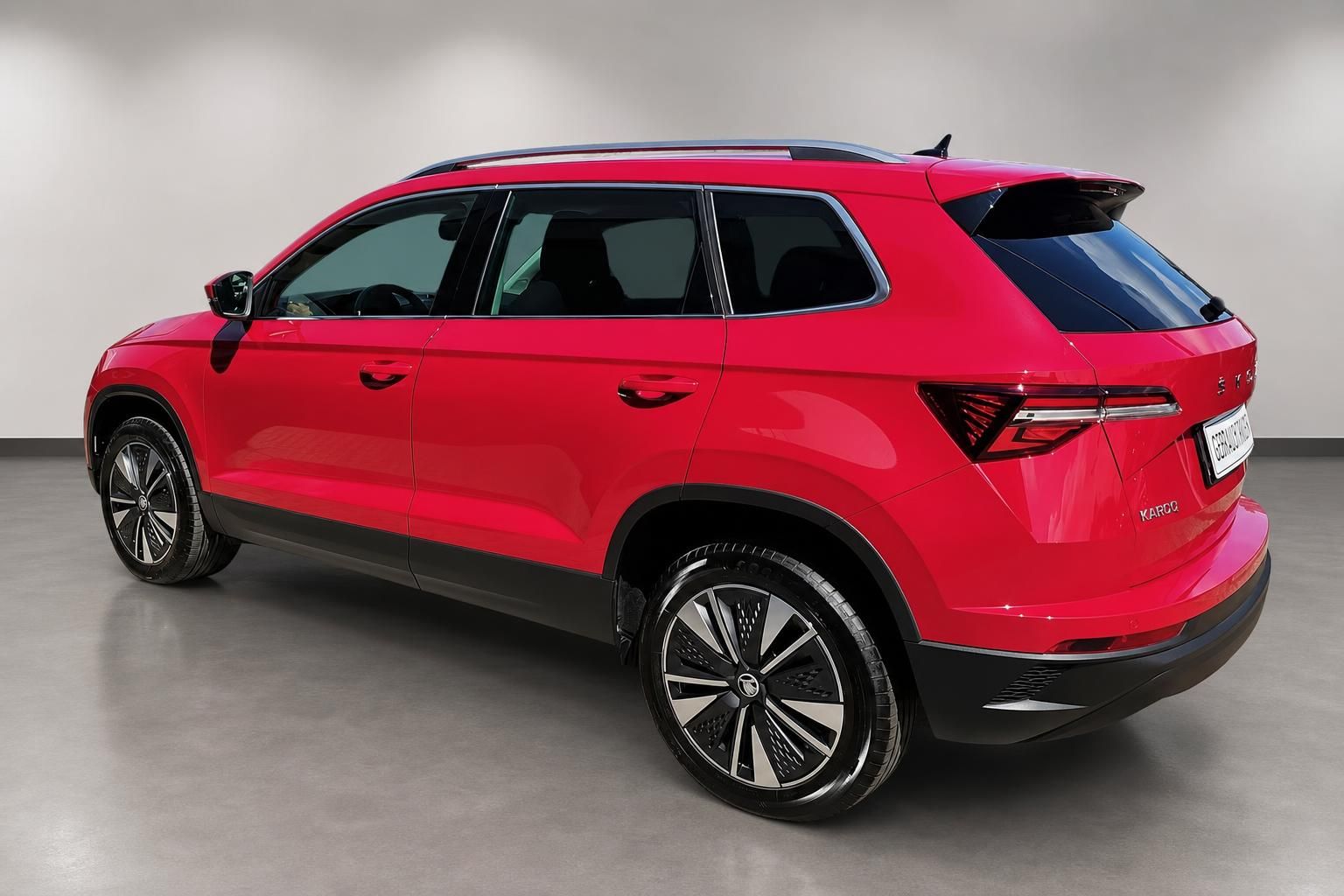 Roter Skoda Karoq SUV Heckansicht seitlich im Studio