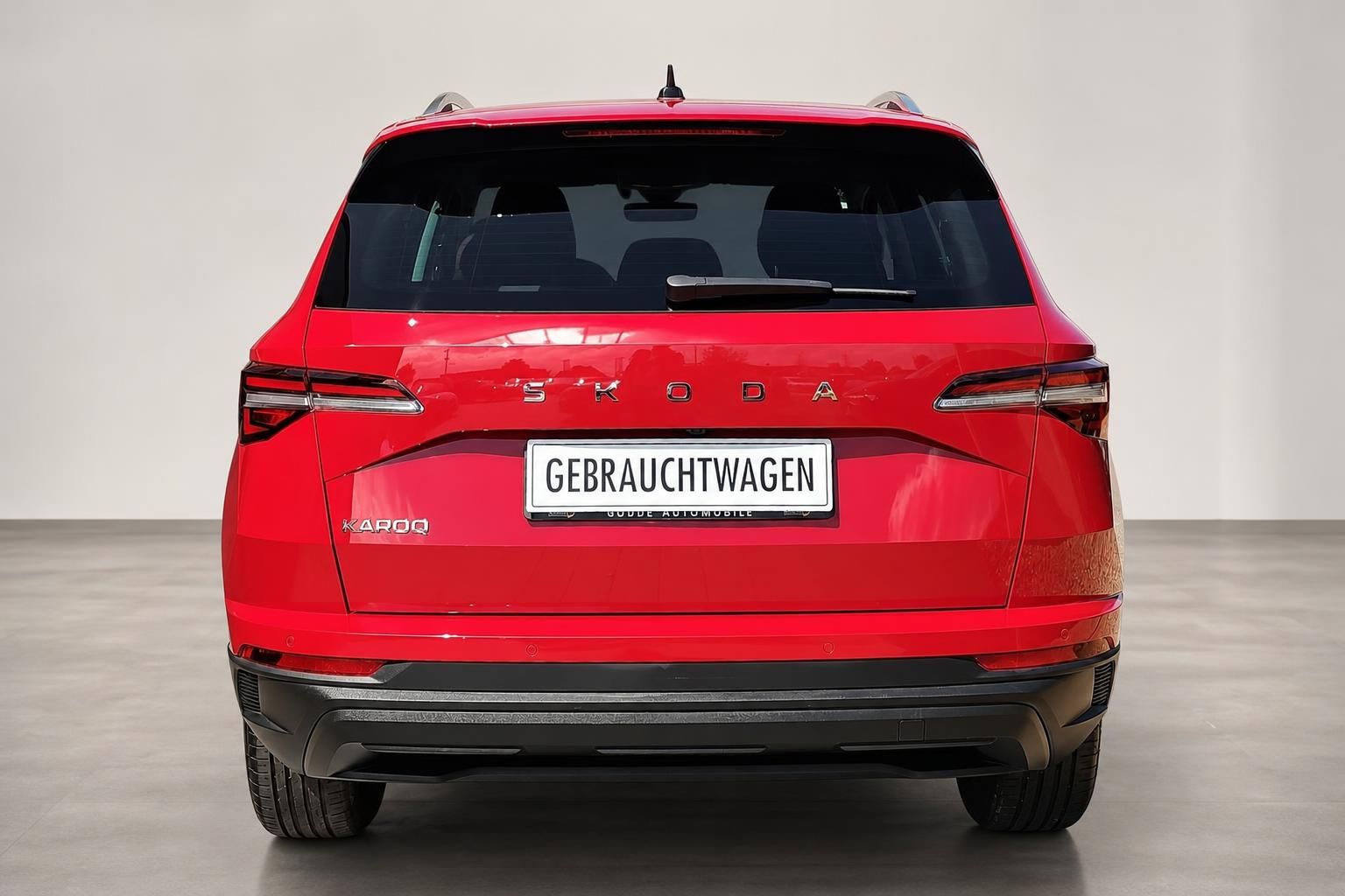 Skoda Karoq Heckansicht in Rot mit Kennzeichenhalter