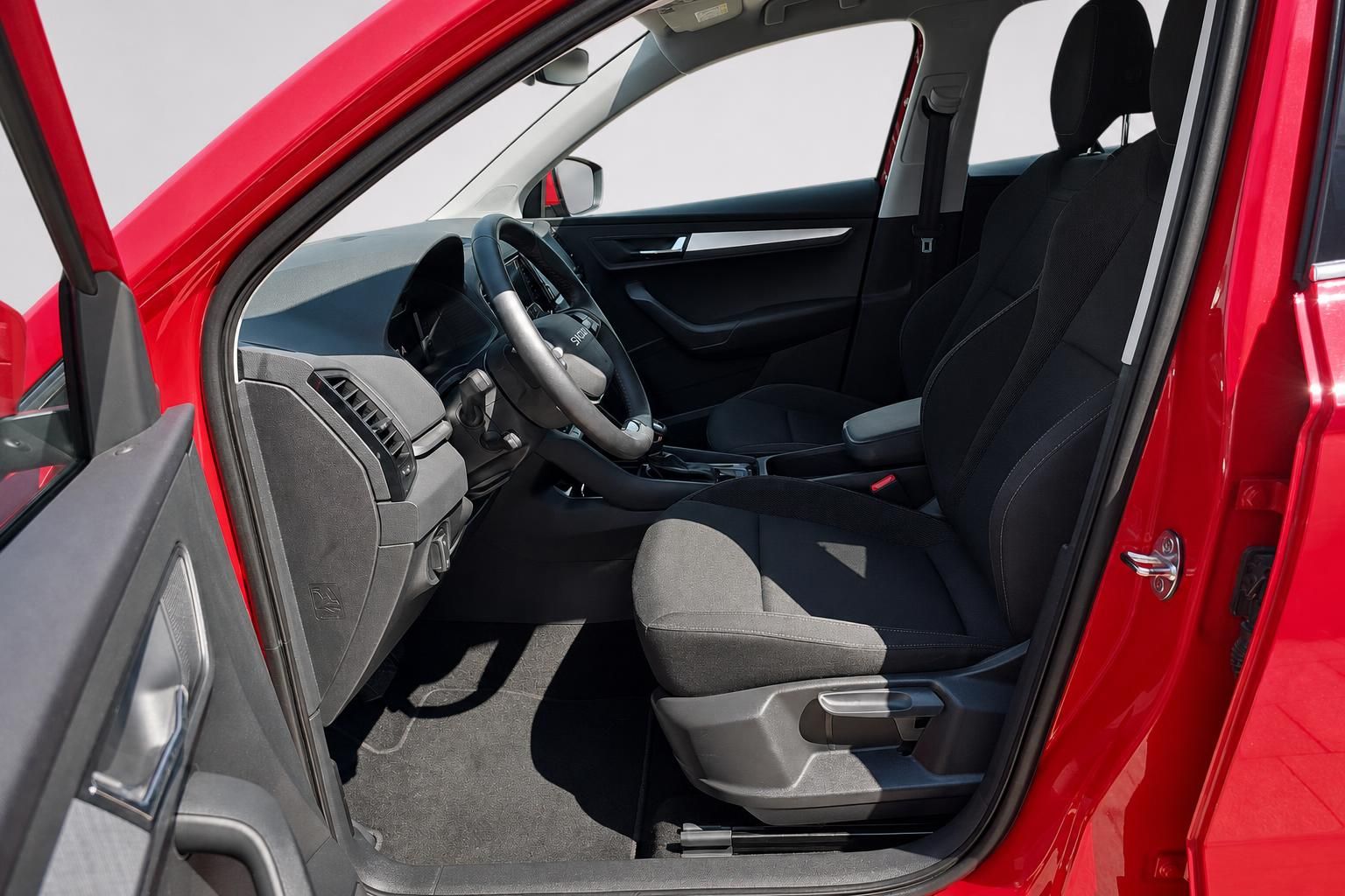 Skoda Innenraum Fahrersitz und Cockpit mit geoeffneter Tuer