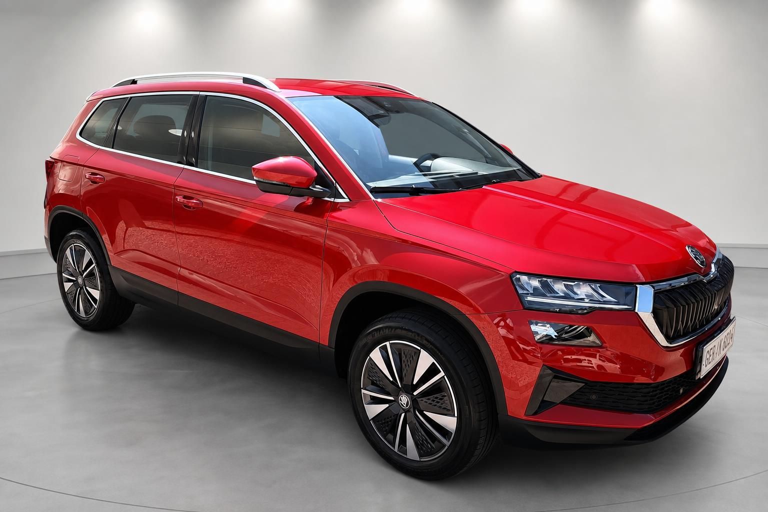 Roter Skoda Karoq SUV Halbseitenansicht vorne mit Kennzeichen im Studio