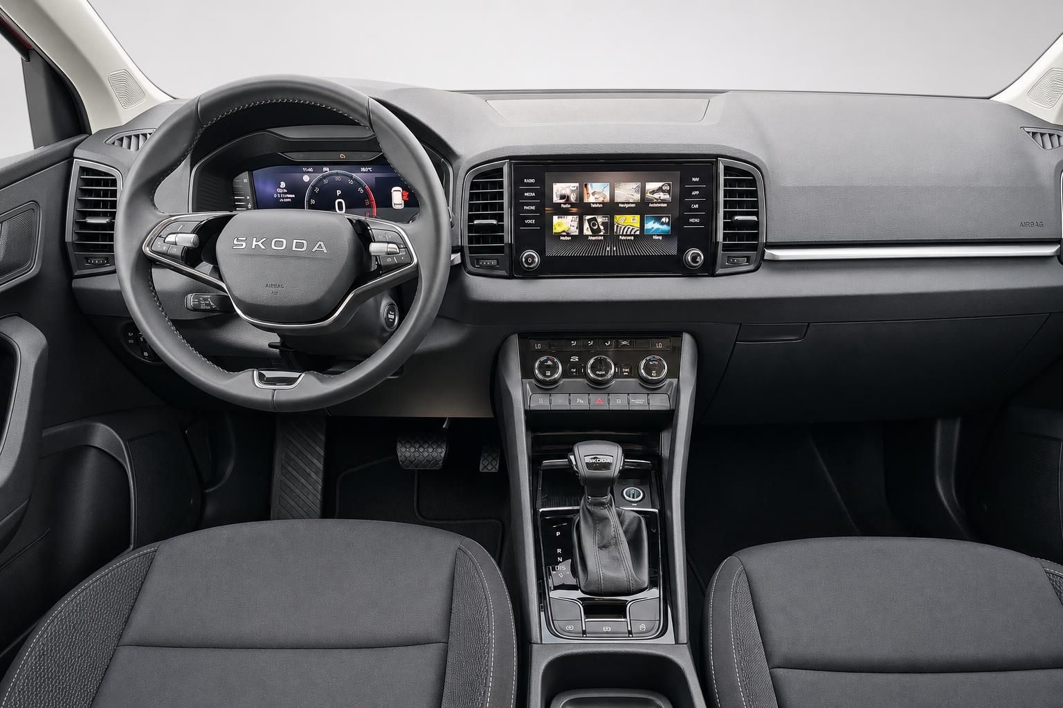 Skoda Cockpit mit Lenkrad Display und Schaltung Nahaufnahme