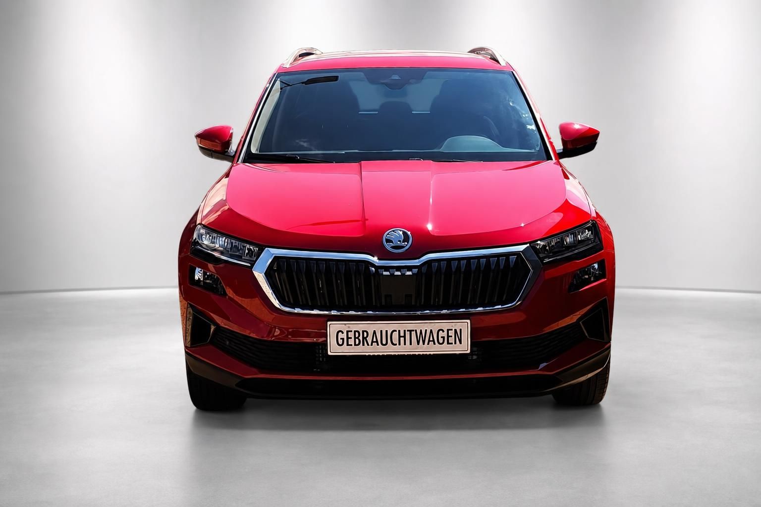 Roter Skoda SUV Frontansicht mit Gebrauchtwagen-Kennzeichen im Studio
