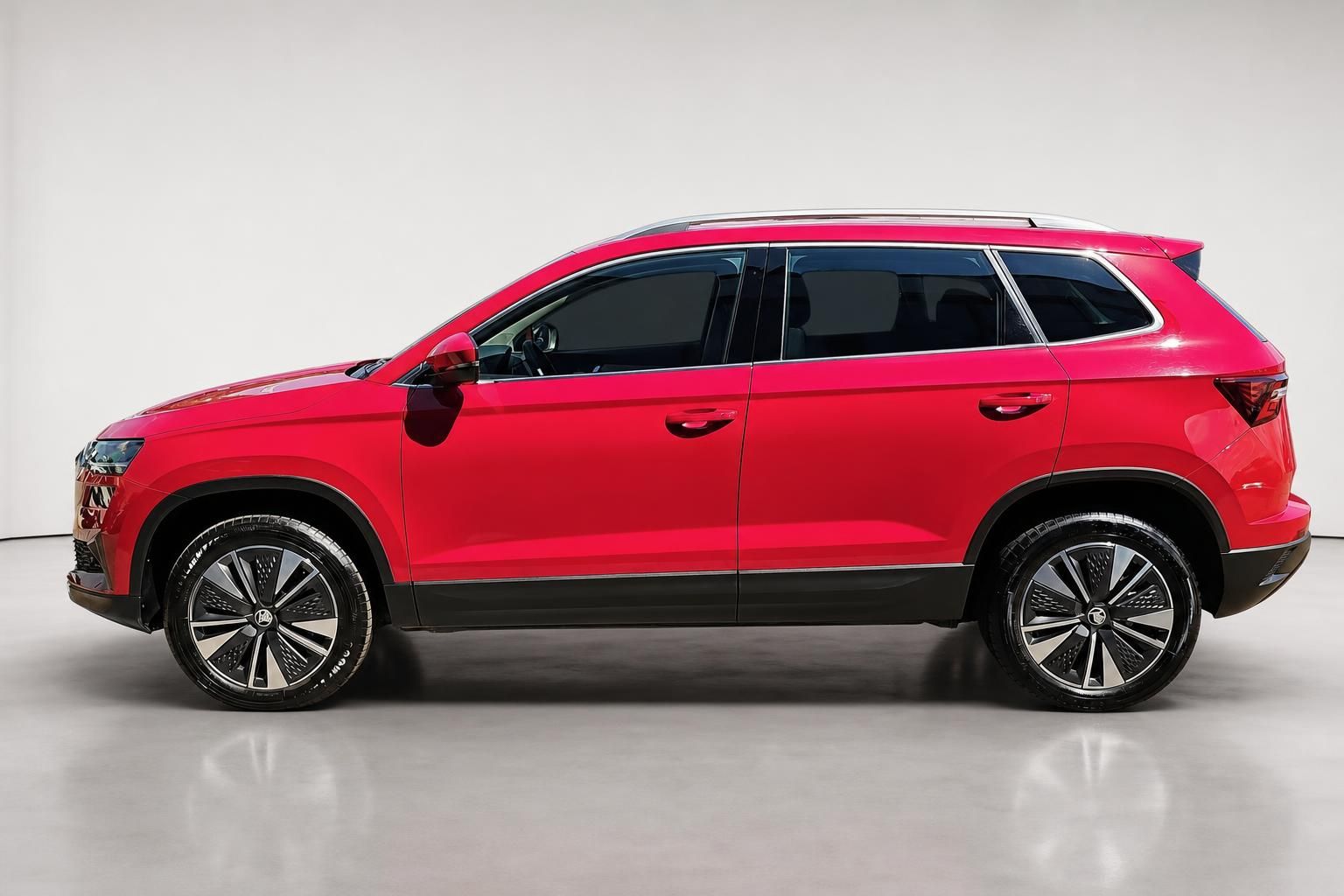 Skoda Karoq Seitenansicht in Rot, Gebrauchtwagen im Studio