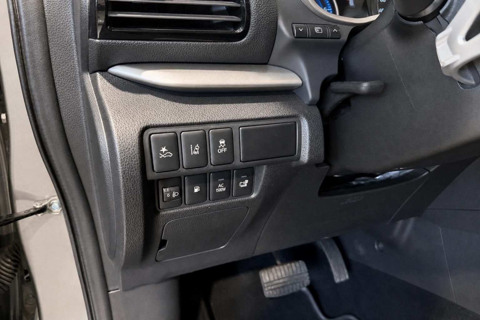 Mitsubishi Bedienelemente Fahrertür mit Schaltern und Anzeigen