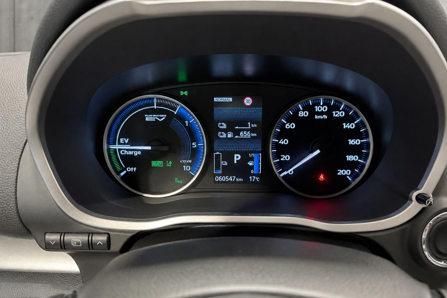 Kombiinstrument Plug-in Hybrid EV mit Tacho und Ladeanzeige