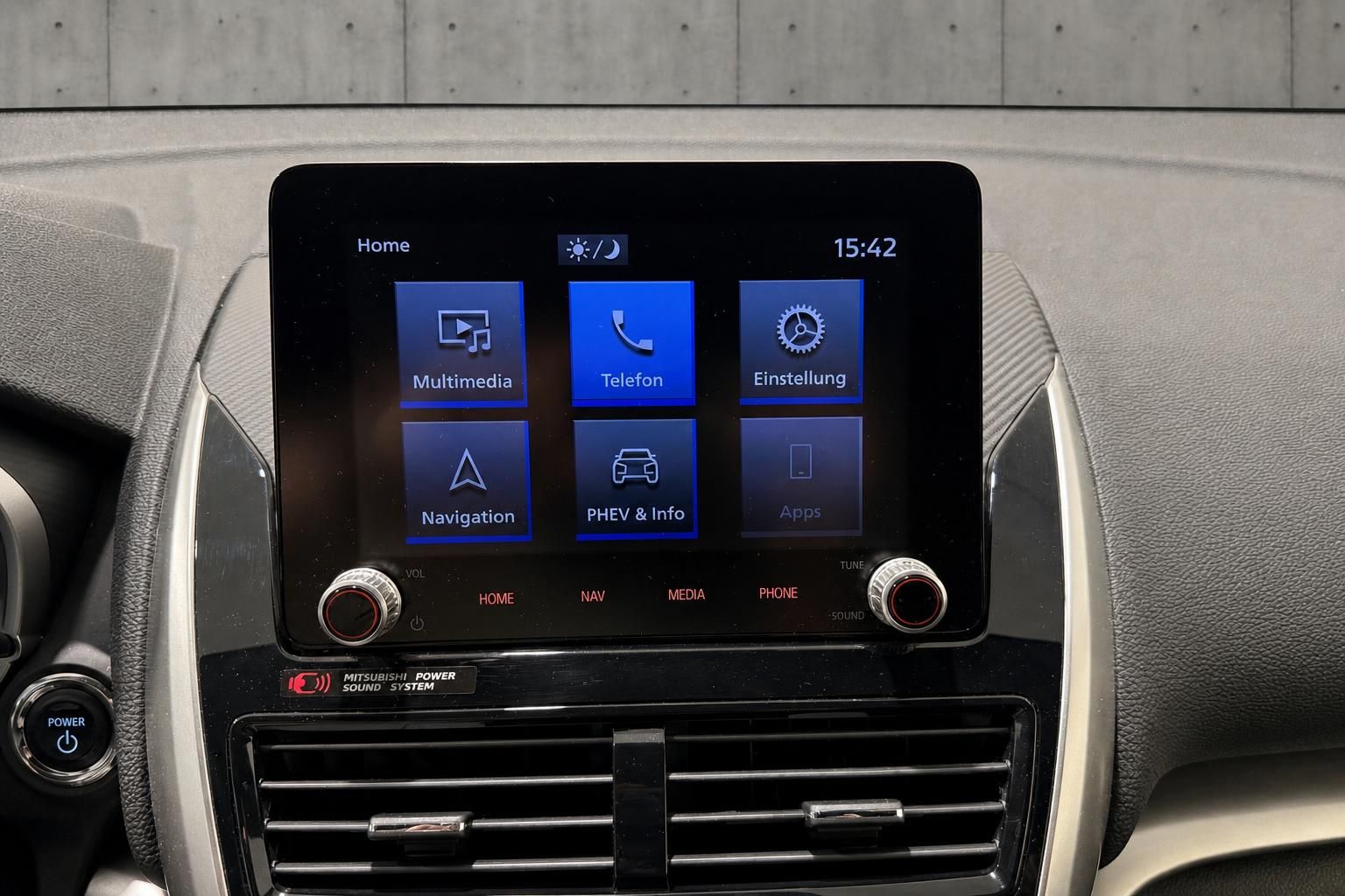Mitsubishi Infotainment Display mit Multimedia und Navigation Menue