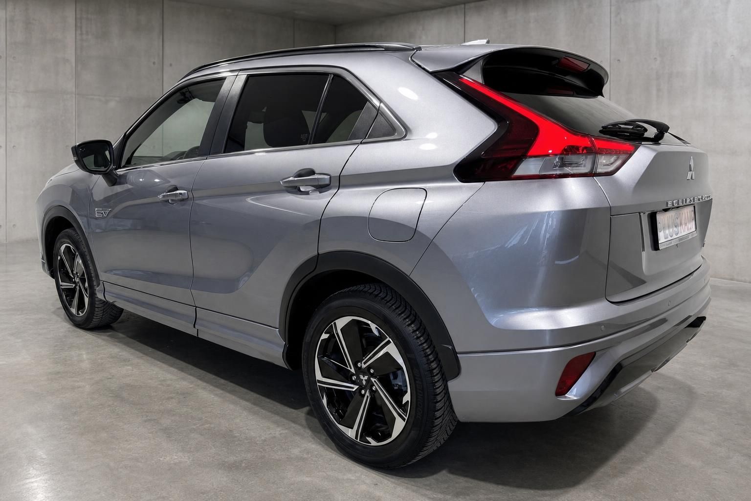Mitsubishi Eclipse Cross PHEV in Silber, Heckansicht schraeg