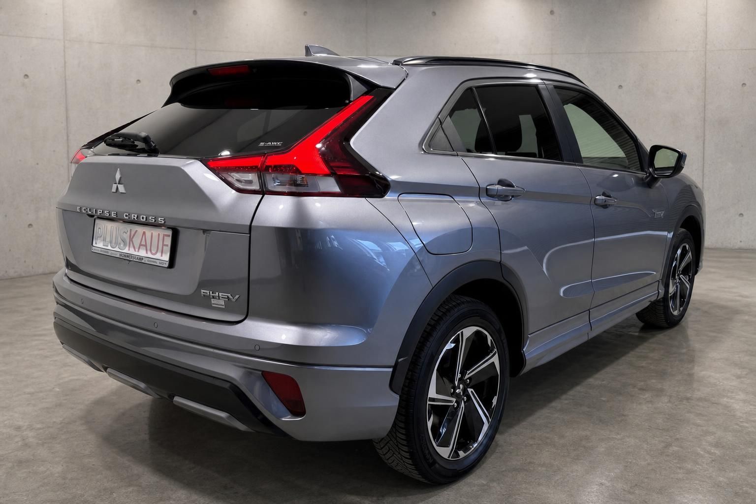 Mitsubishi Eclipse Cross PHEV Heckansicht in Silbergrau