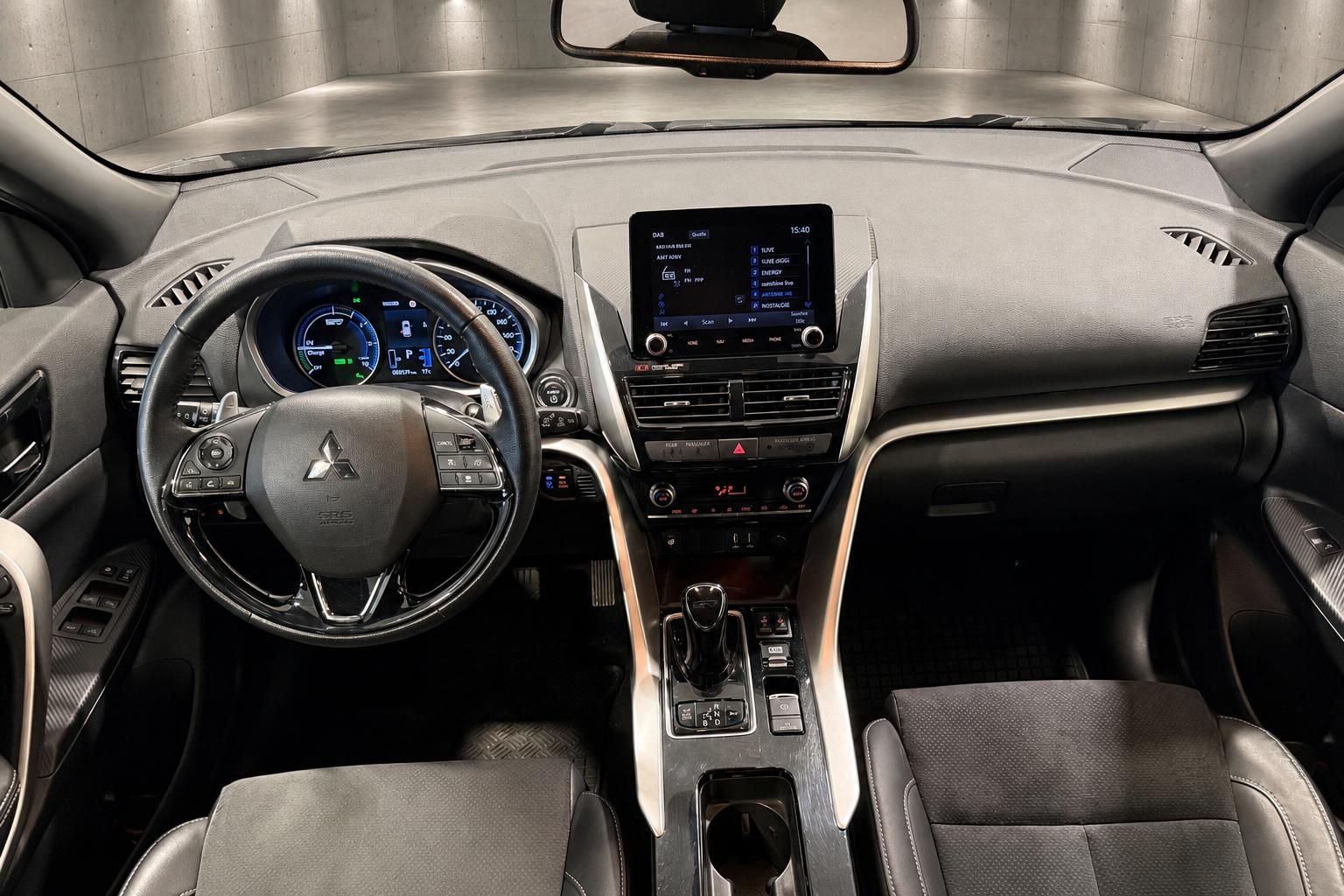Mitsubishi Armaturenbrett mit Lenkrad und Touchscreen Display