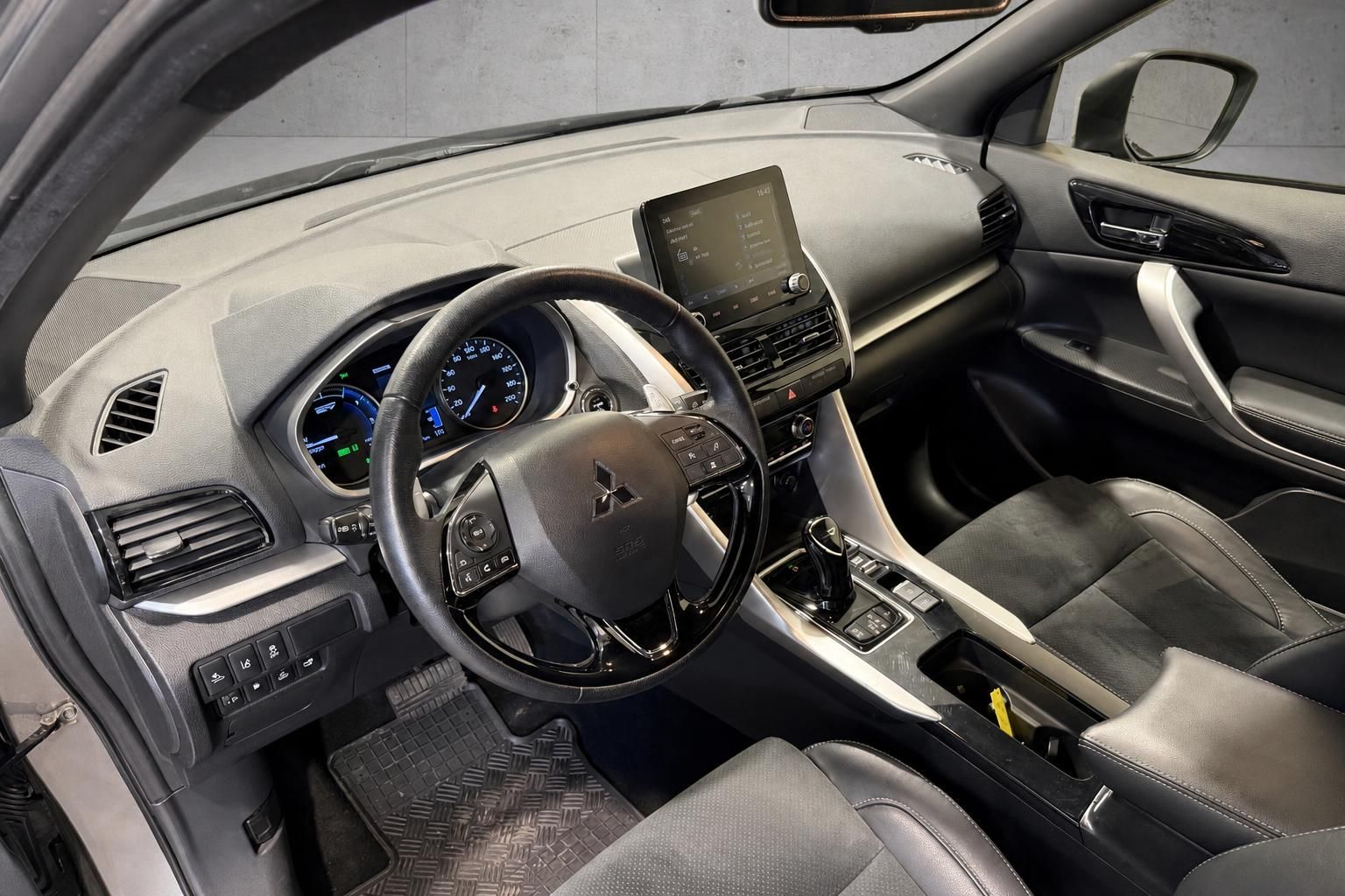 Mitsubishi Cockpit Ansicht Lenkrad Mittelkonsole und Sitze