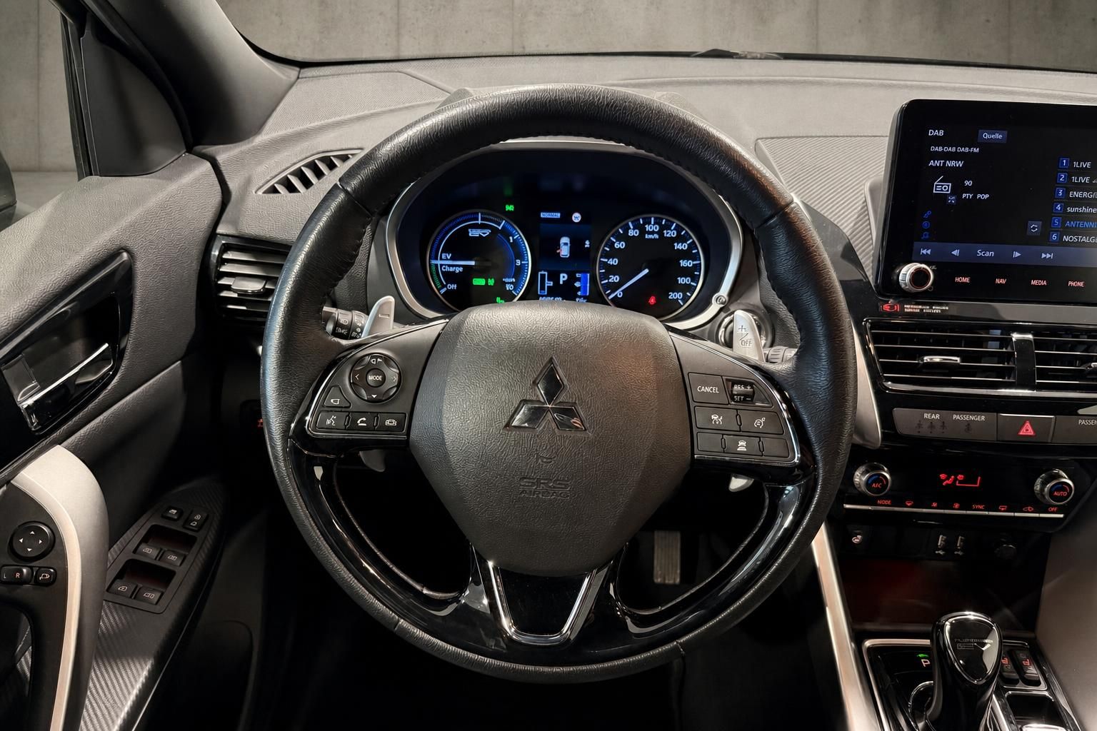 Mitsubishi Lenkrad und Cockpit mit Tacho und Infotainment