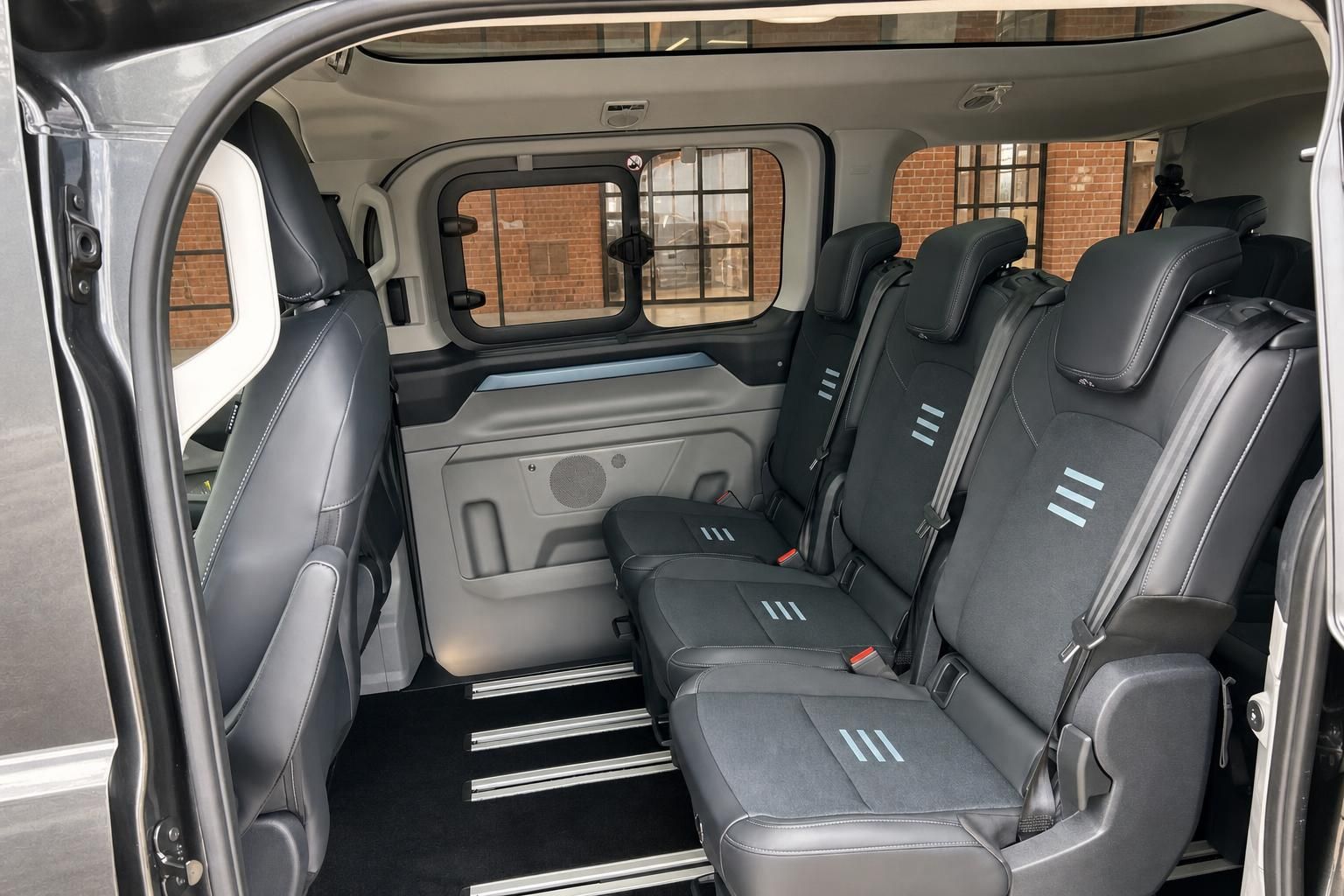 Ford Transit Custom Fondraum mit drei Sitzreihen und offener Schiebetür