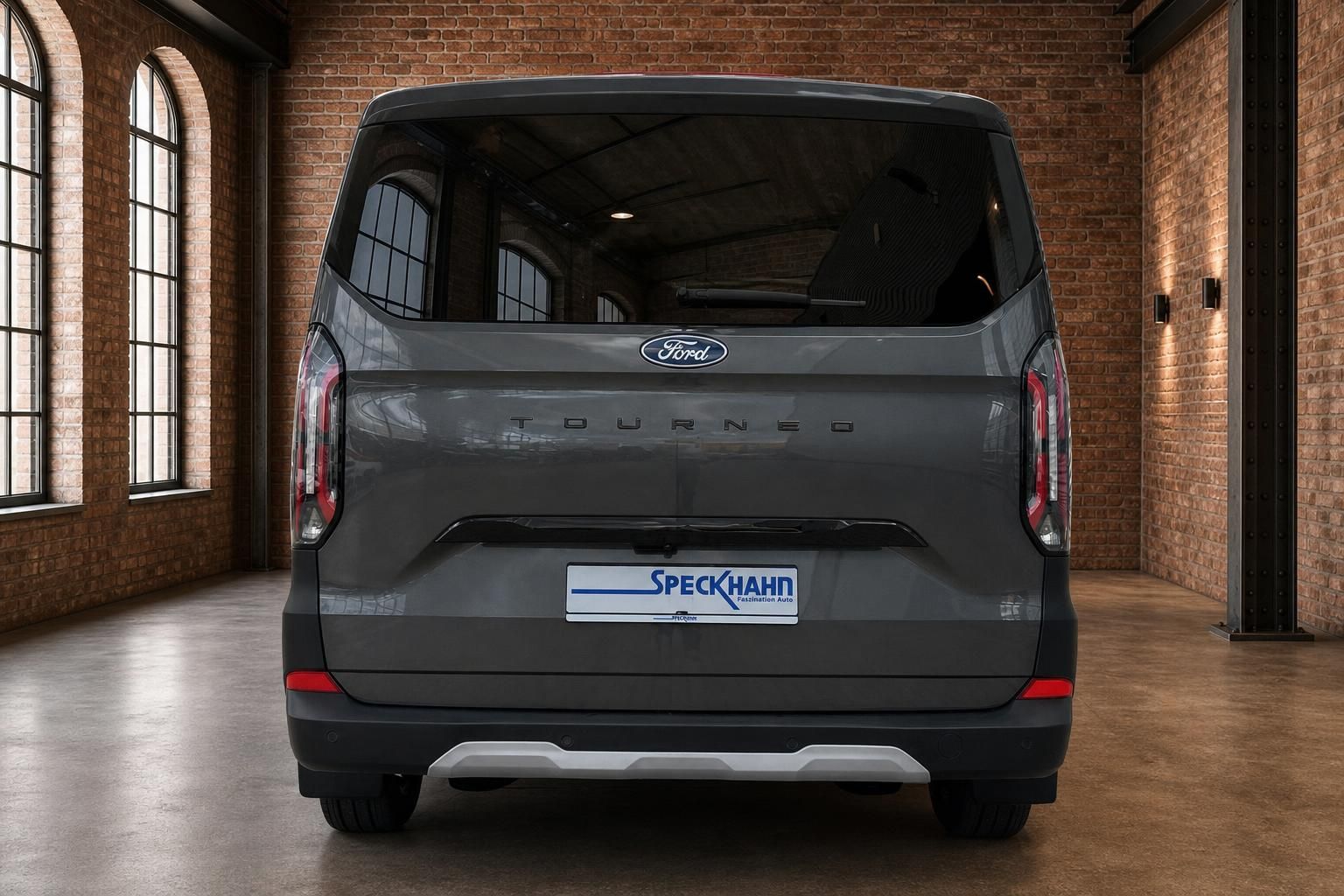 Ford Tourneo Custom grau Heckansicht gerade im Showroom mit Rückleuchten