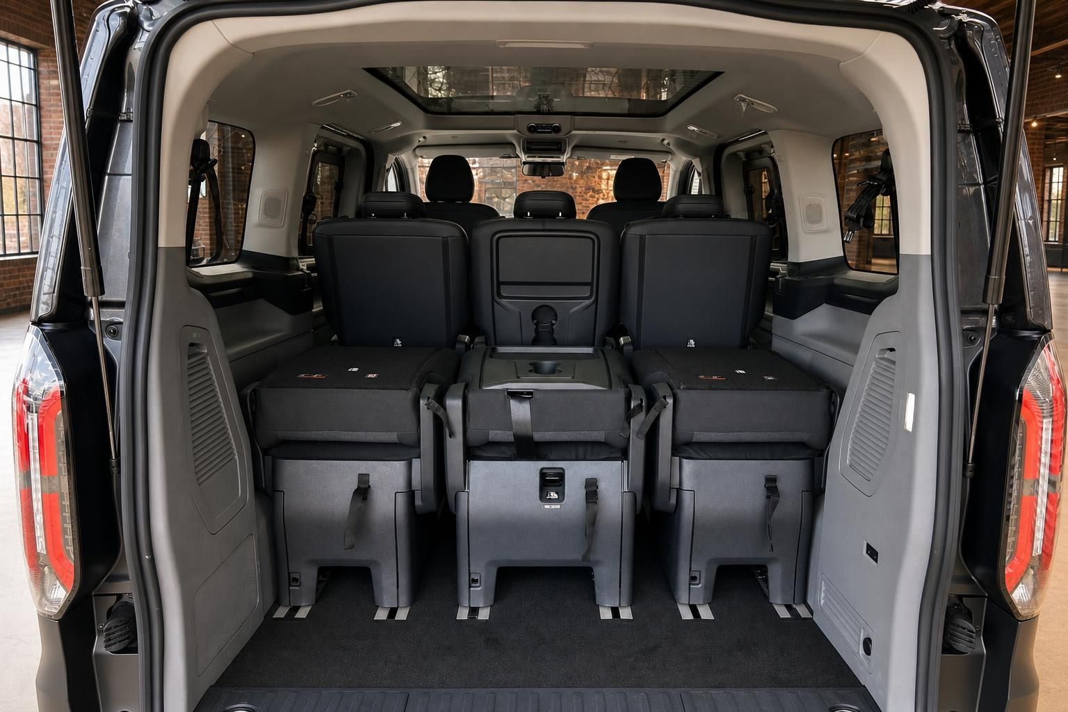 Ford Tourneo Custom Innenraum Kofferraum mit umklappbaren Sitzen und großem Laderaum