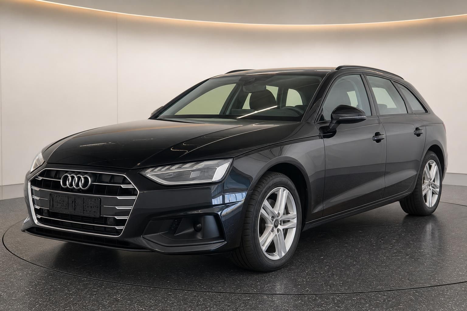 Audi A4 Avant schwarz, Front- und Seitenansicht im Autohaus-Studio