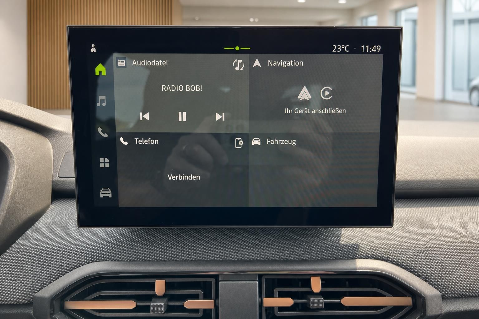 Touchscreen Infotainmentsystem im Dacia Cockpit mit Navigation und Radio