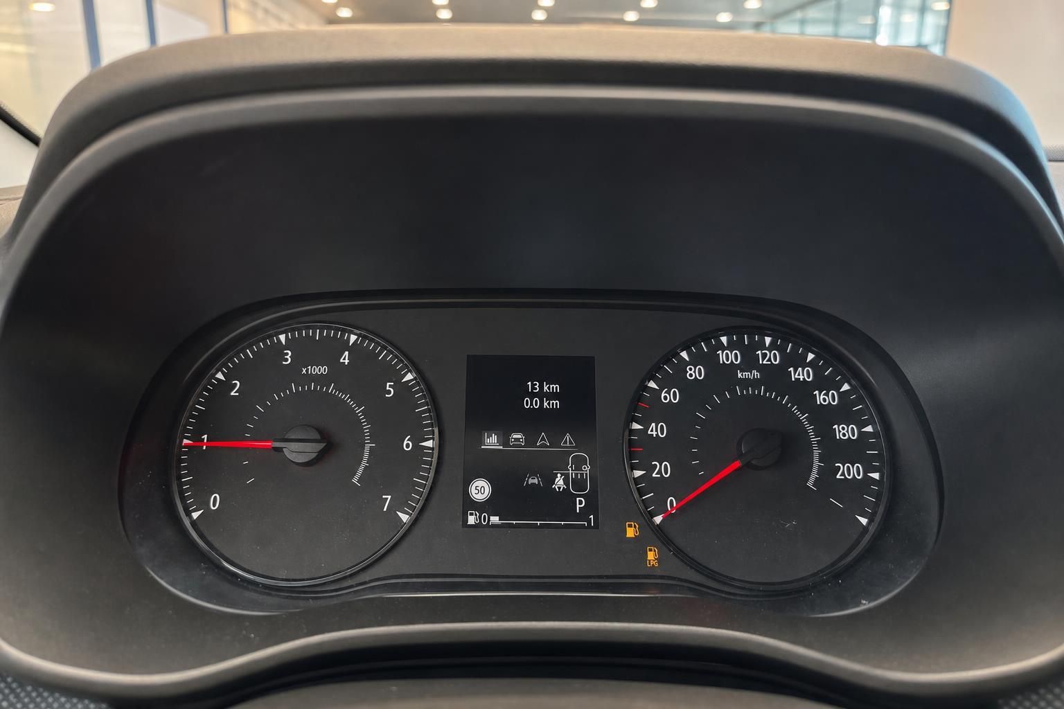 Digitales Kombiinstrument mit Tacho und Drehzahlmesser im Fahrzeuginnenraum