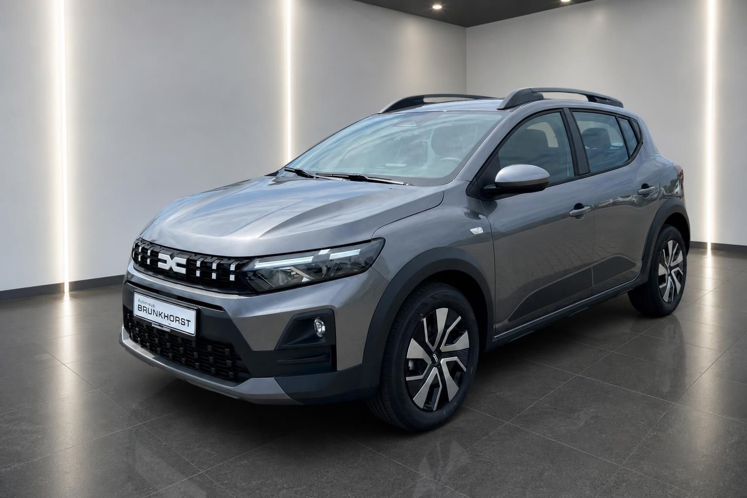 Dacia Sandero Stepway grau in der Frontansicht im Autohaus