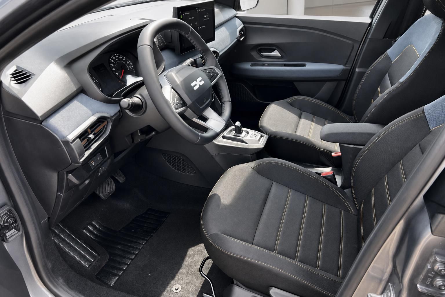 Innenraum Dacia Sandero mit Sitzen und Cockpit im Detail