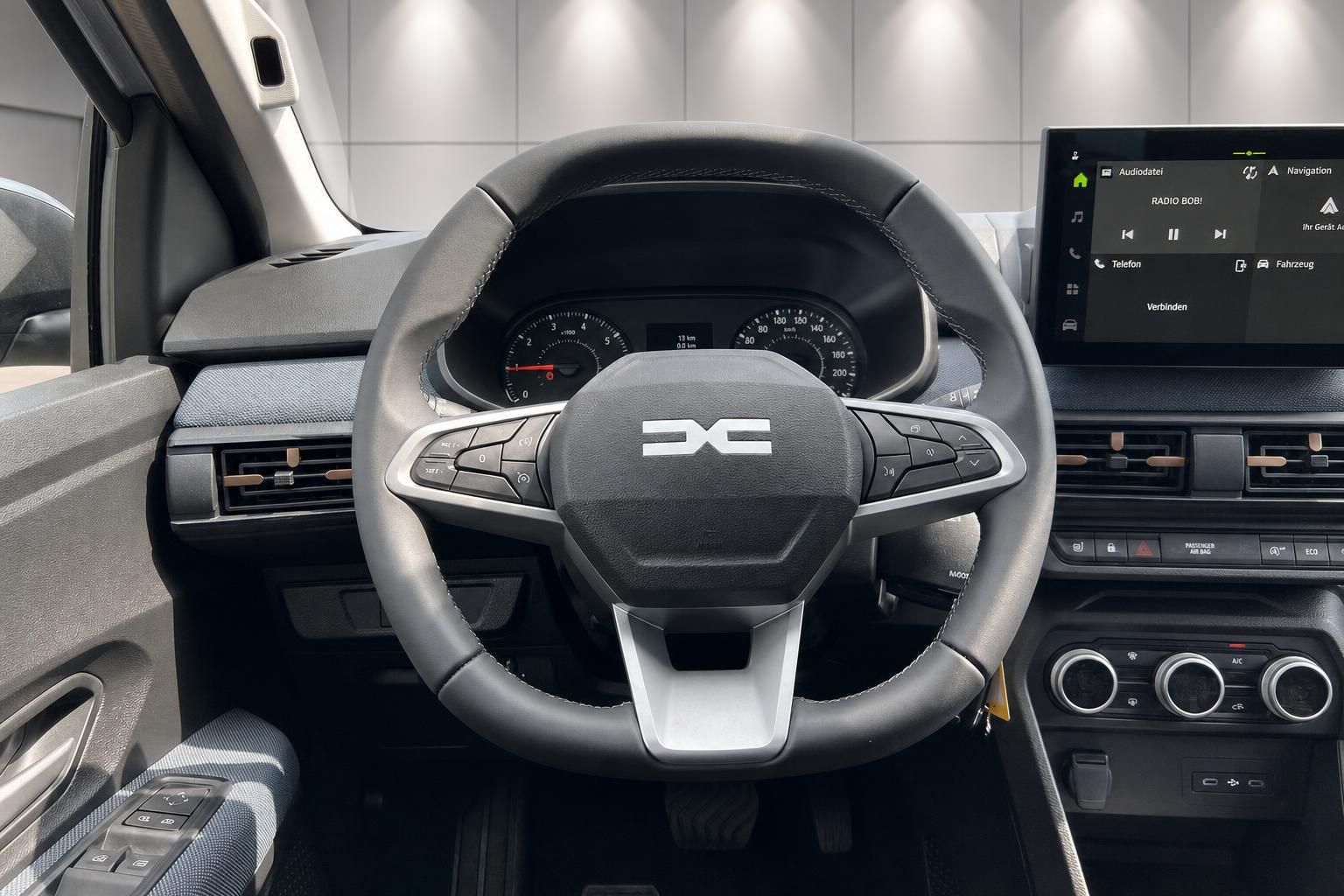 Dacia Cockpit mit Lenkrad und Multimedia-Display im Fokus