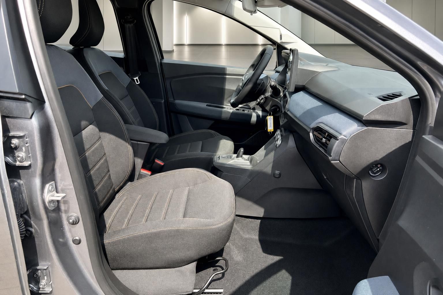Dacia Vordersitze und Cockpit im Detail, Blick durch geoeffnete Tuer