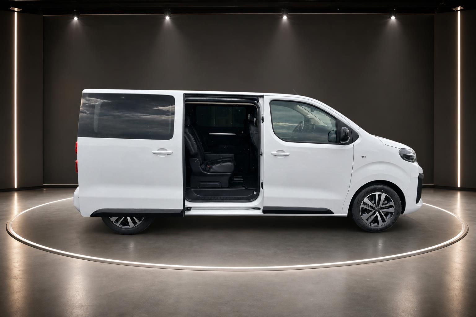 Peugeot Transporter weiss Seitenansicht mit geoeffneter Tuer auf rundem Podest