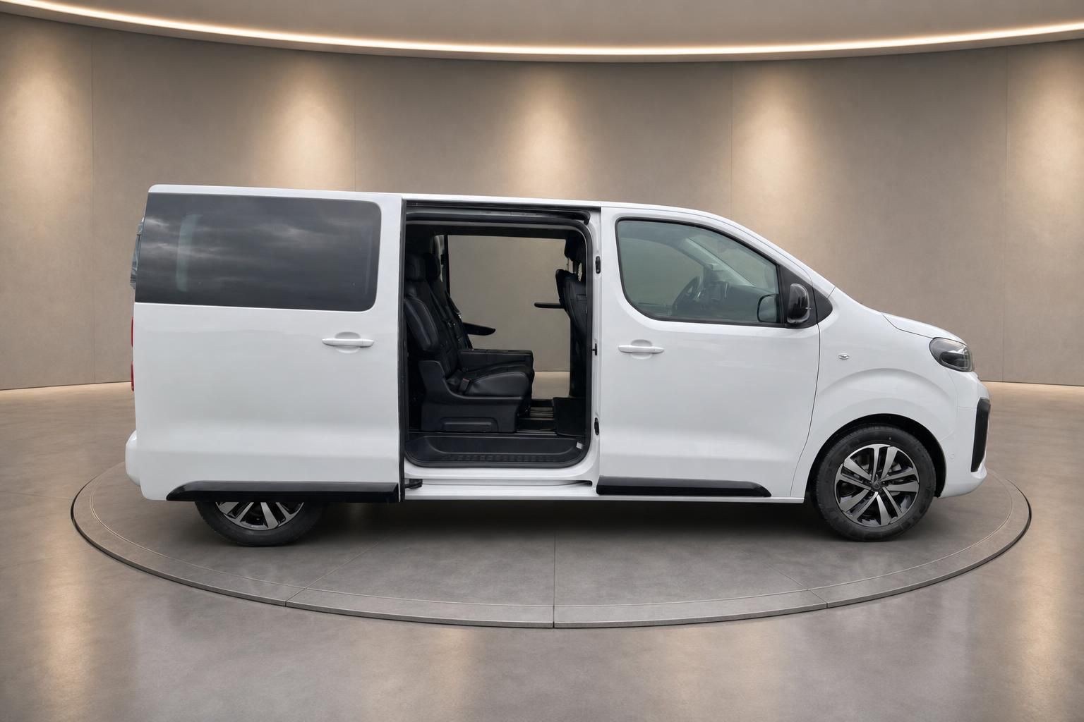 Peugeot Transporter weiss Seitenansicht mit geoeffneter Schiebetuer und Innenraum