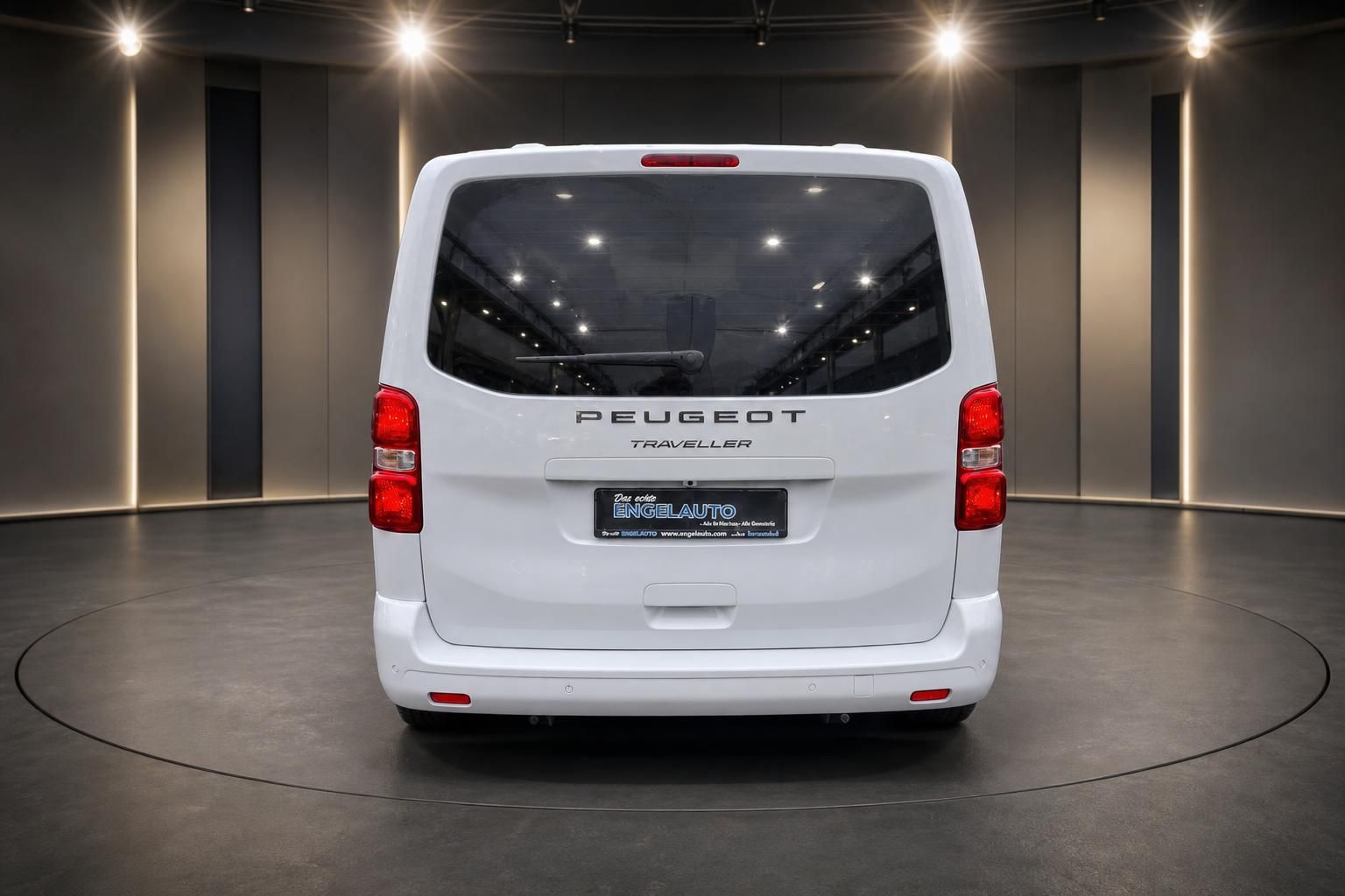 Peugeot Traveller Heck mit Händlerkennzeichen - weisser Familienvan im Showroom