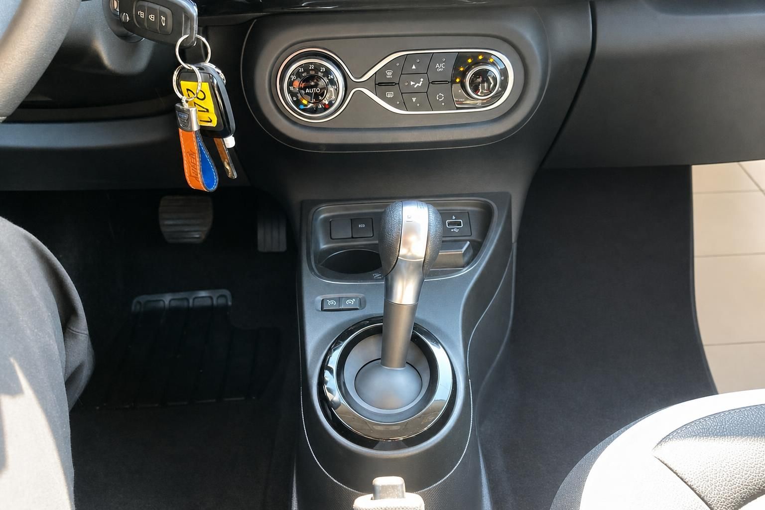 Renault Twingo Mittelkonsole mit Automatikwählhebel und Klimaautomatik-Bedienelementen