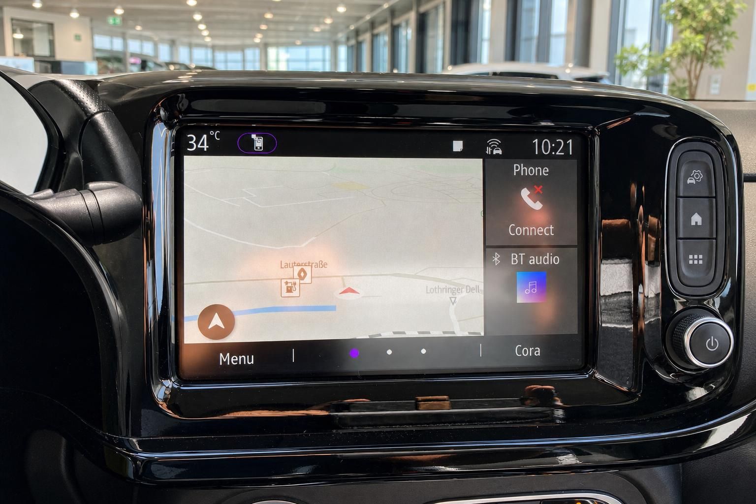 Renault Zoe Infotainment-System mit Navigationskarte und Bluetooth-Verbindung im Autoradio
