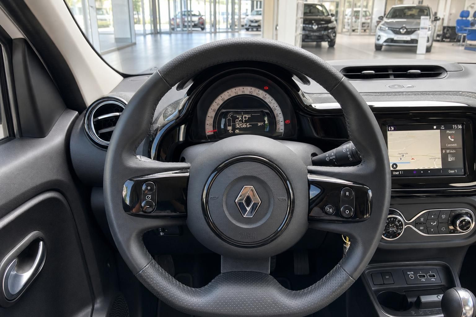 Renault Zoe Innenraum – Lenkrad mit Multifunktionstasten, Tacho und Touchscreen-Navigation