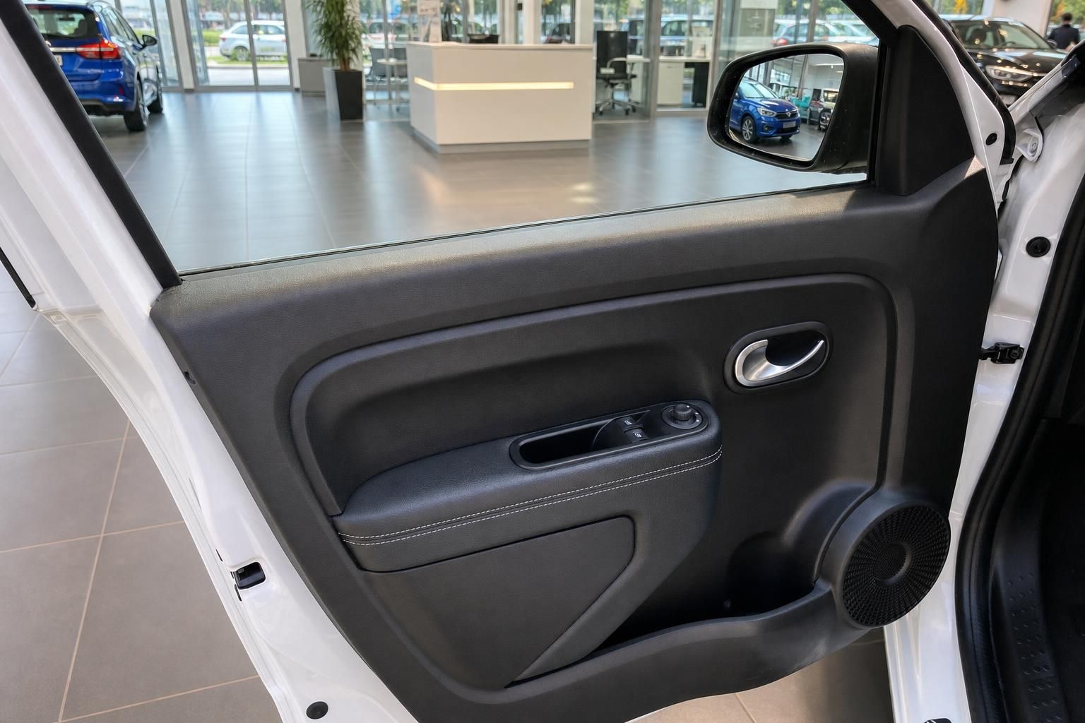 Renault Zoe Innenraum – Fahrerseite Türverkleidung mit Fensterheber und Außenspiegel