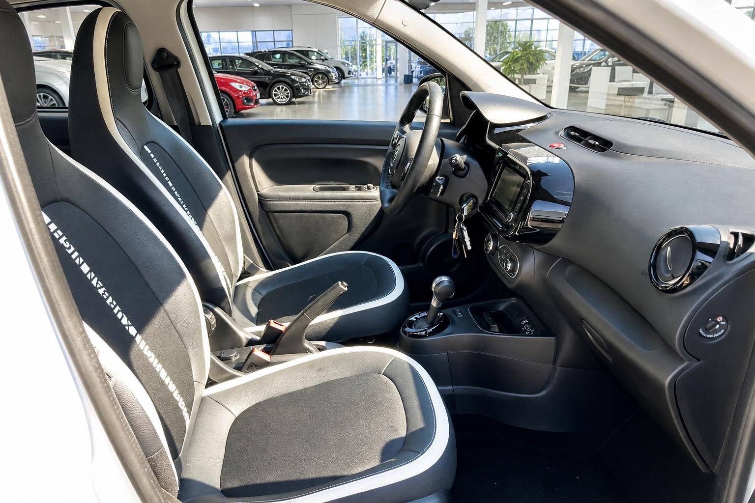 Renault Zoe Innenraum – Vordersitze, Mittelkonsole mit Schaltung und Armaturenbrett
