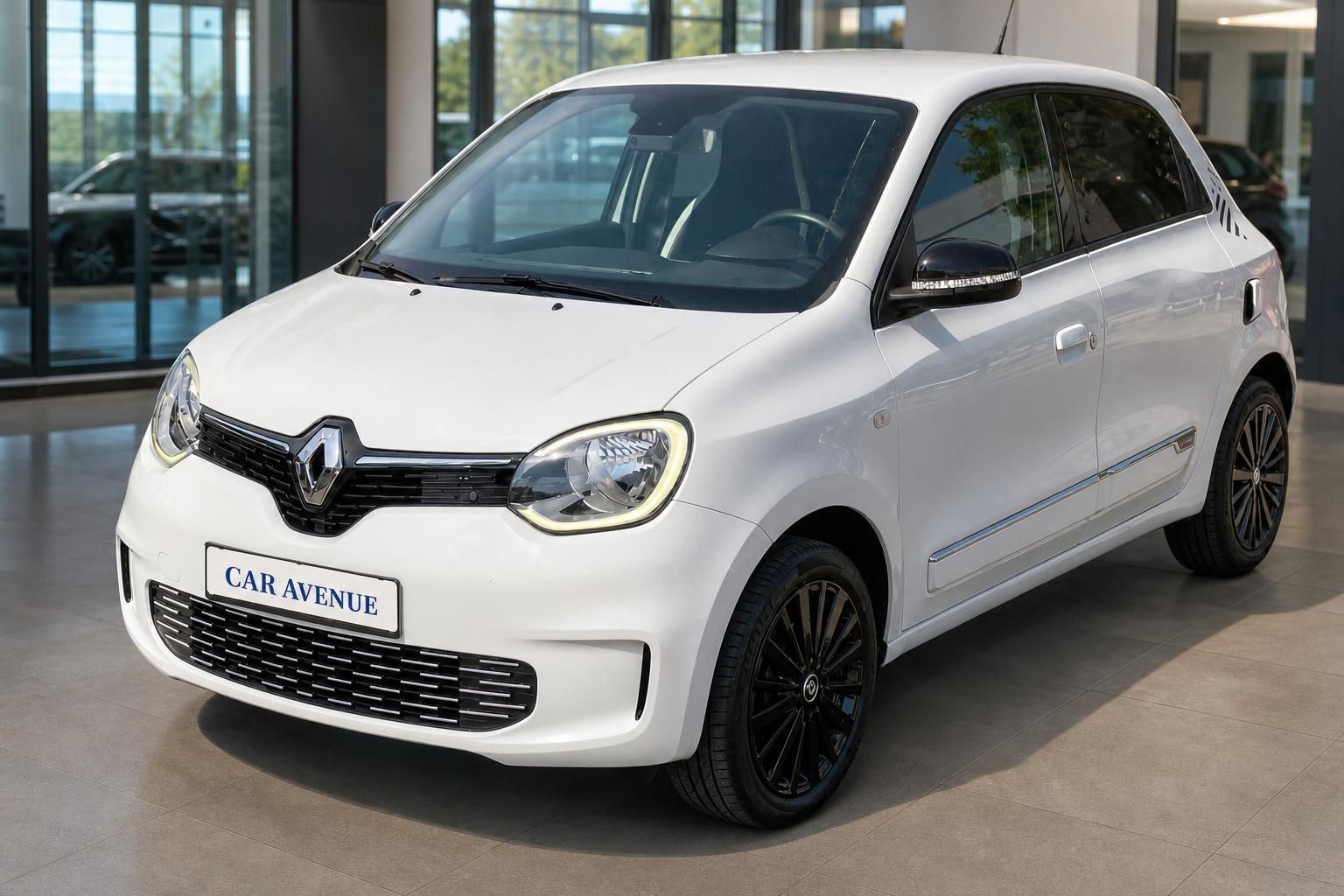 Renault Twingo E-Tech Urban Night weiss Frontansicht schraeg rechts im Autohaus