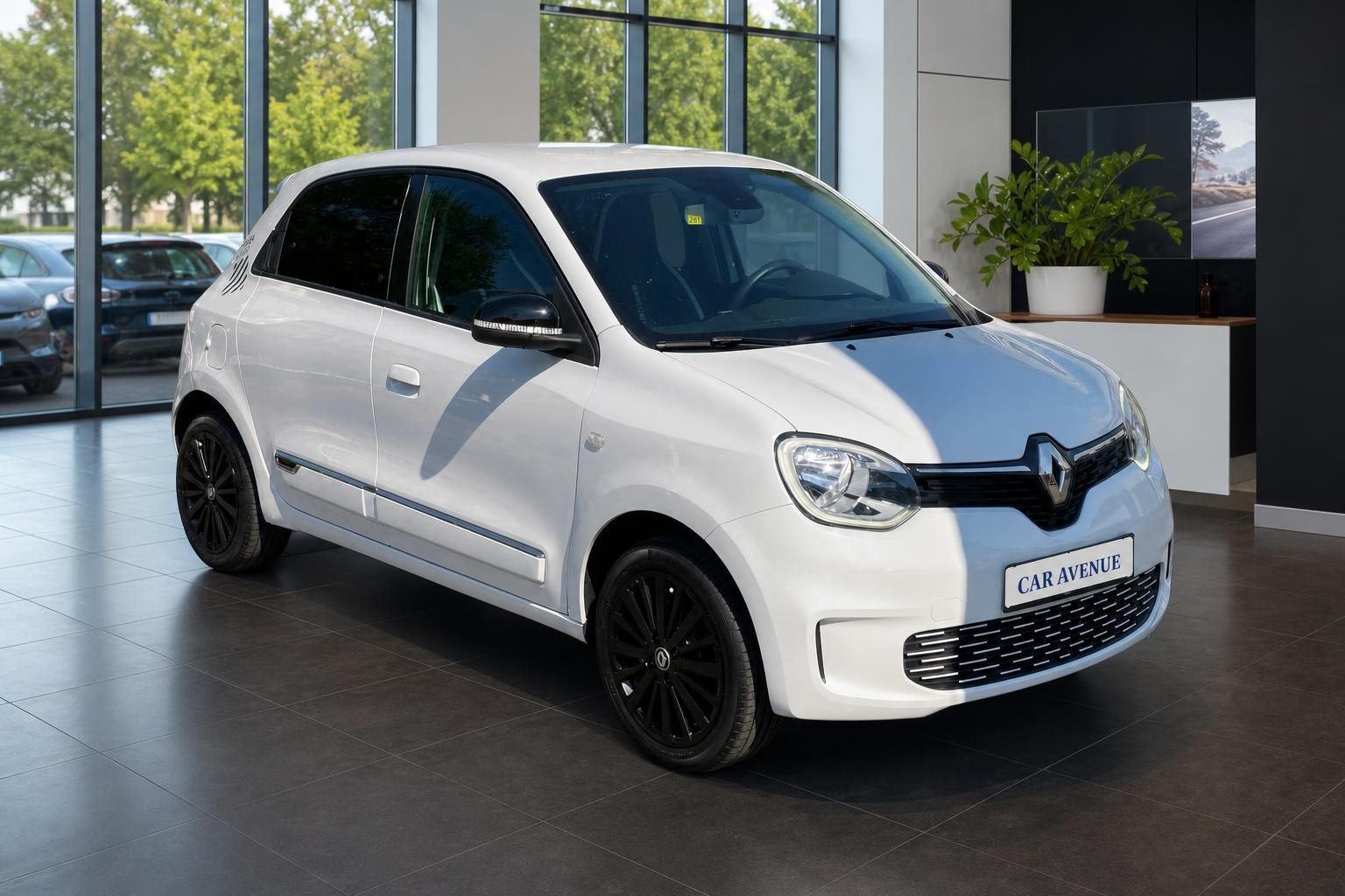 Renault Twingo E-Tech Urban Night weiss Frontansicht schraeg links im Autohaus