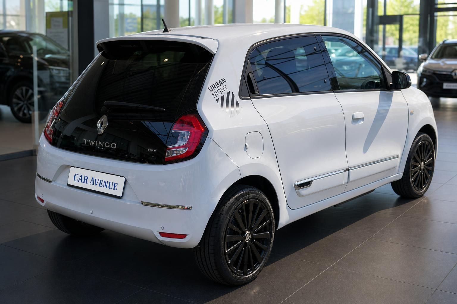 Renault Twingo E-Tech Urban Night weiss Heckansicht schraeg links im Autohaus