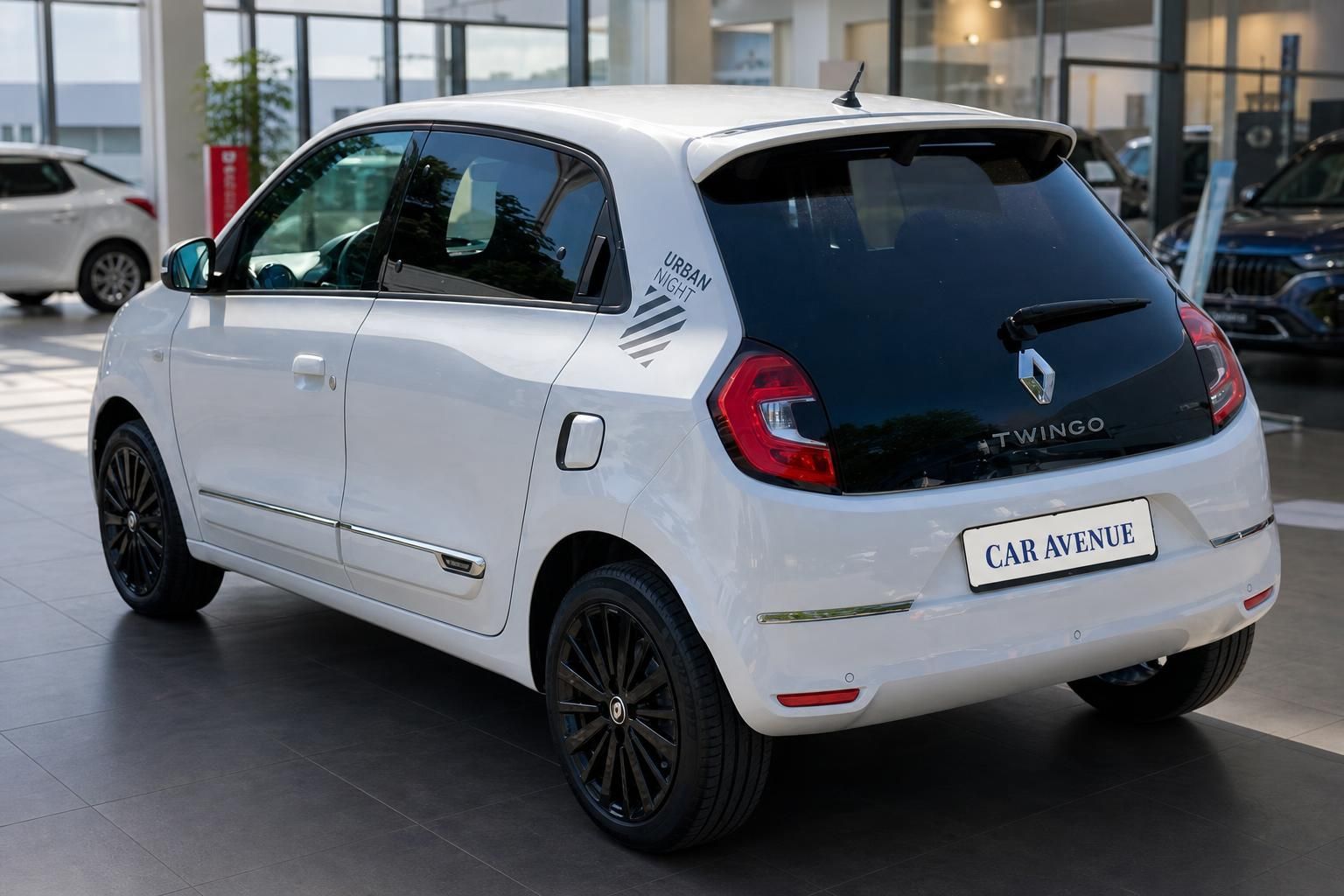 Renault Twingo E-Tech Urban Night weiss Heckansicht schraeg rechts im Autohaus