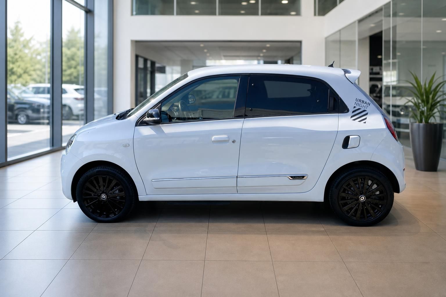 Renault Twingo E-Tech Urban Night weiss Seitenansicht links im Autohaus