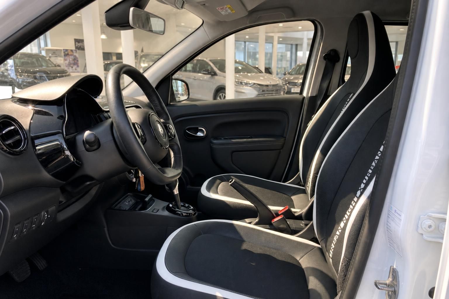Innenraum Fahrerseite mit schwarzem Lenkrad und Sportsitzen – Renault Twingo Urban Night