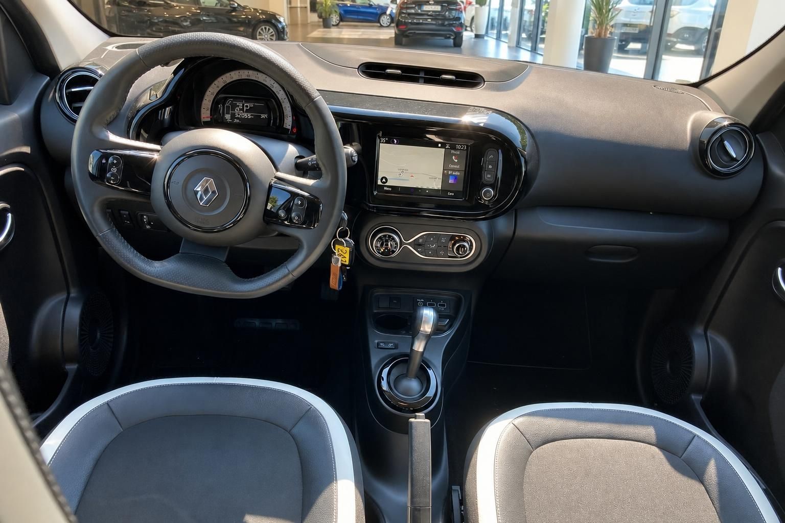 Renault Twingo Cockpit mit Touchscreen-Navigation, Lenkrad und Automatikgetriebe