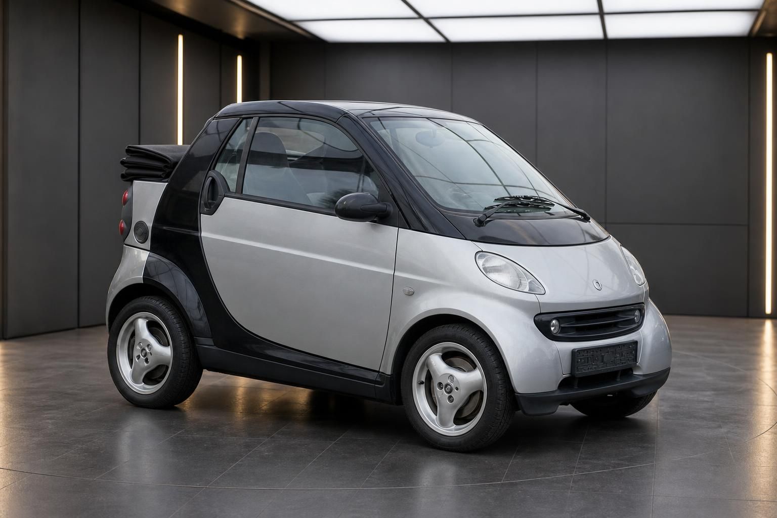 Smart Fortwo Cabrio silber-schwarz in Studioumgebung