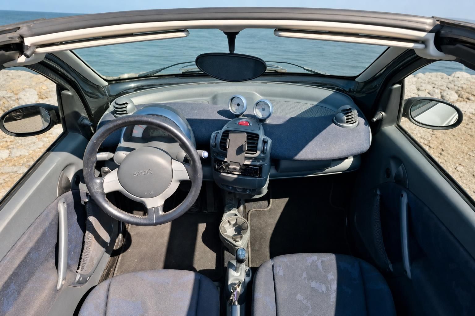Smart Cabrio Cockpit mit offenem Verdeck am Meer