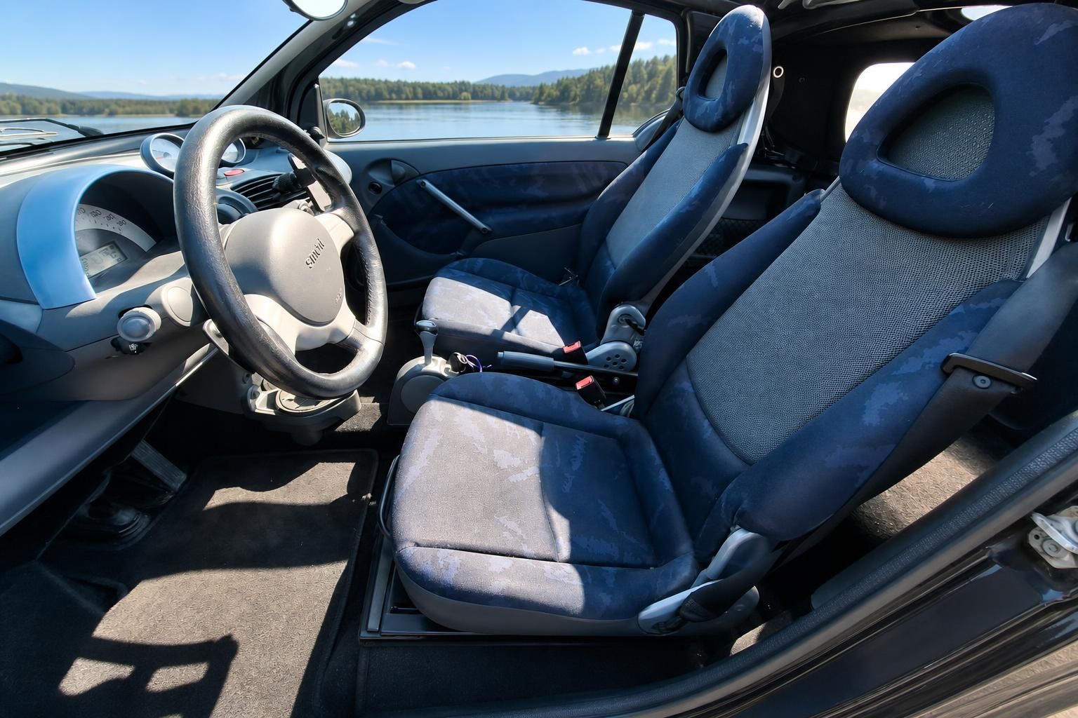 Smart Fortwo Innenraum mit blauen Sitzen und Seeblick