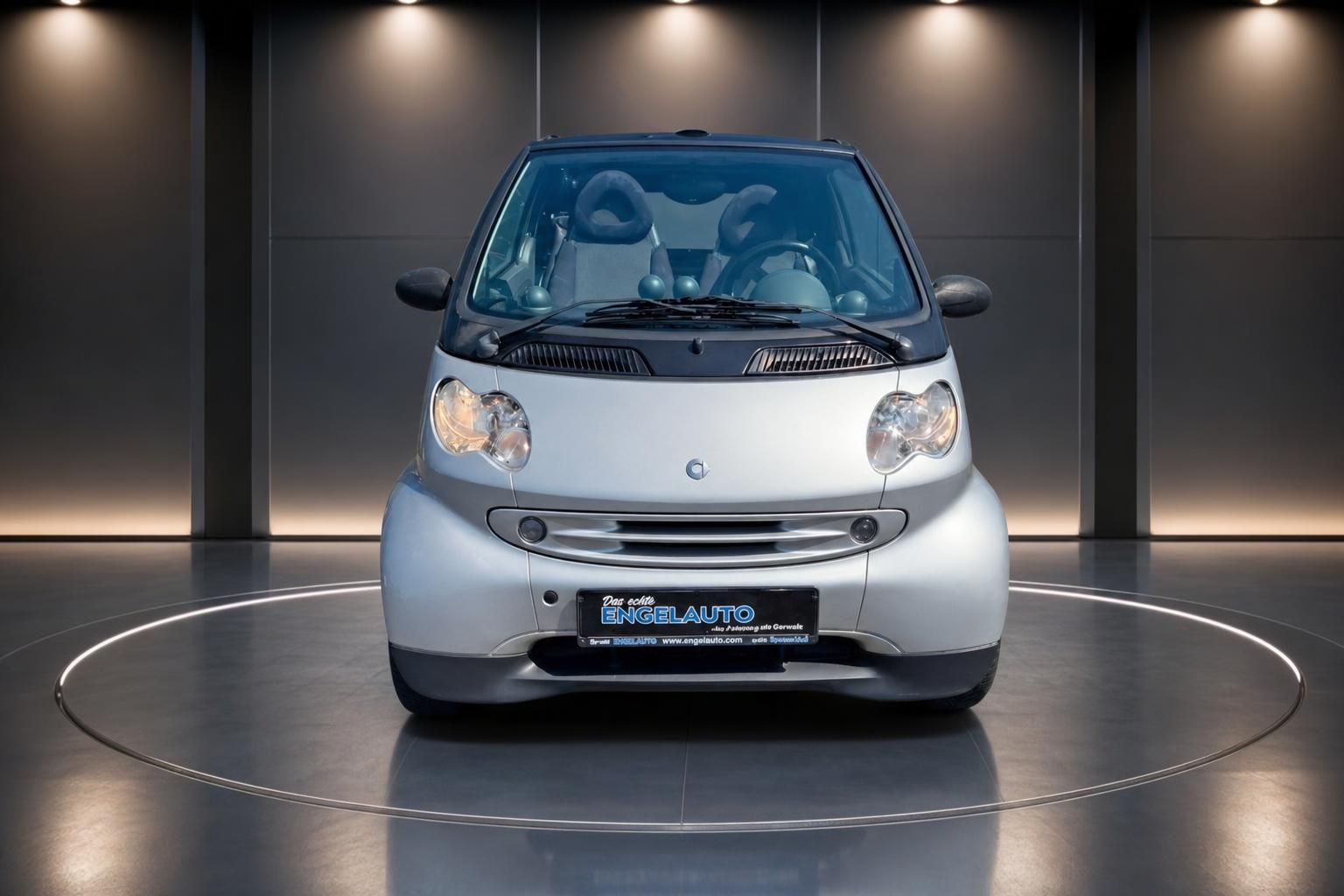 Smart Fortwo Cabrio silber Frontansicht mit Innenraum sichtbar