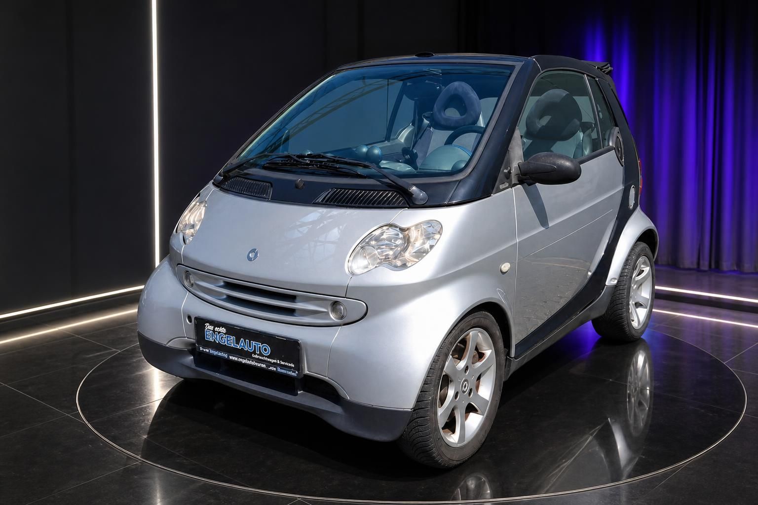 Smart Fortwo Cabrio silber Frontansicht mit offenem Verdeck
