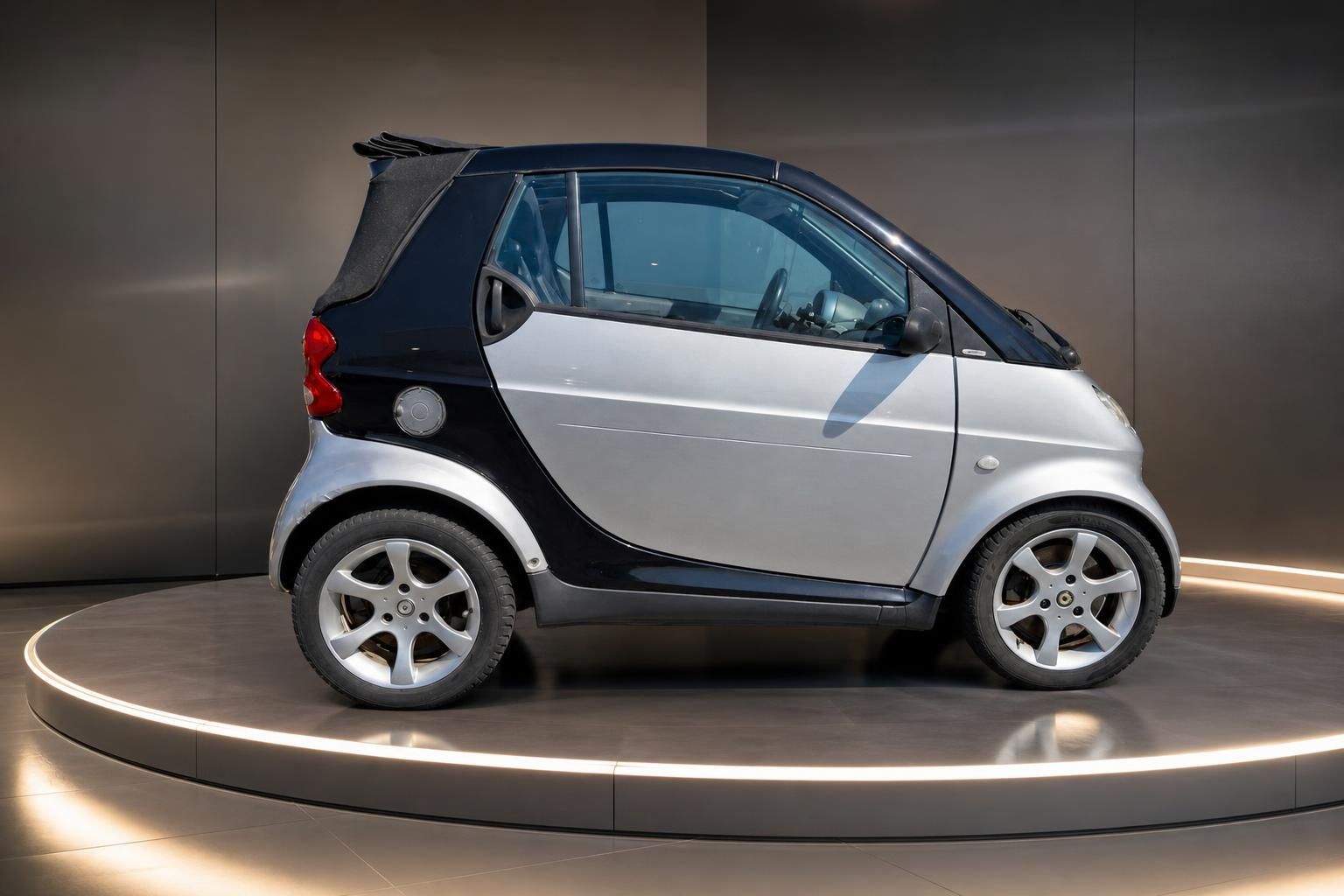 Smart Fortwo Cabrio silber-schwarz Seitenansicht auf Drehbuehne