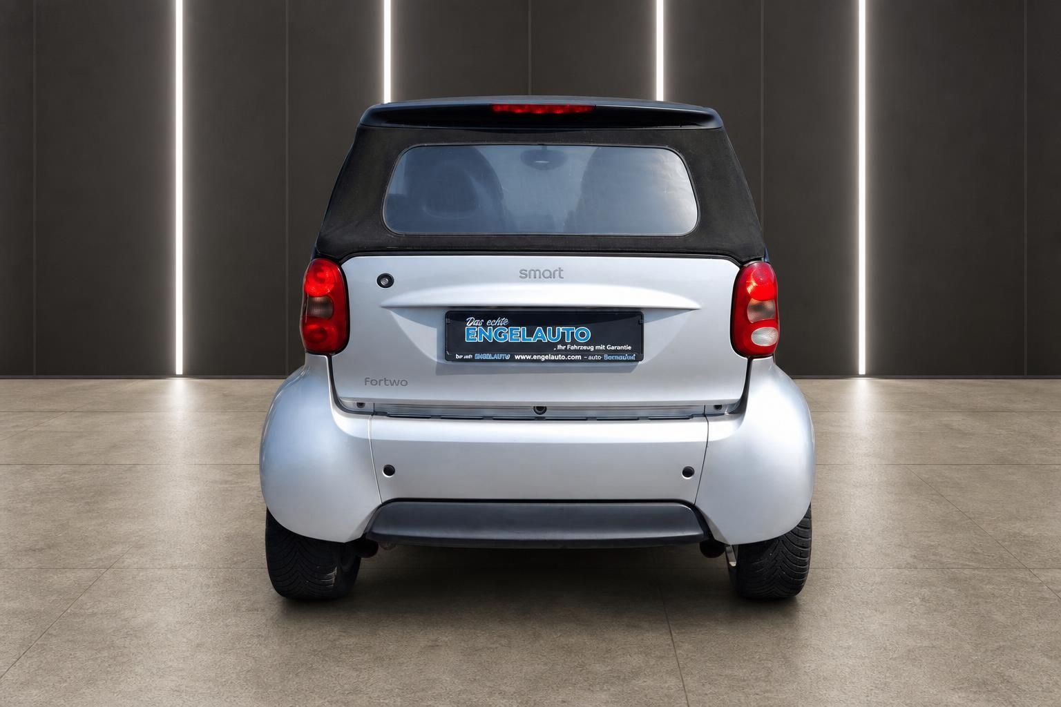 Smart Fortwo Cabrio silber, Heckansicht mit Kennzeichenhalter