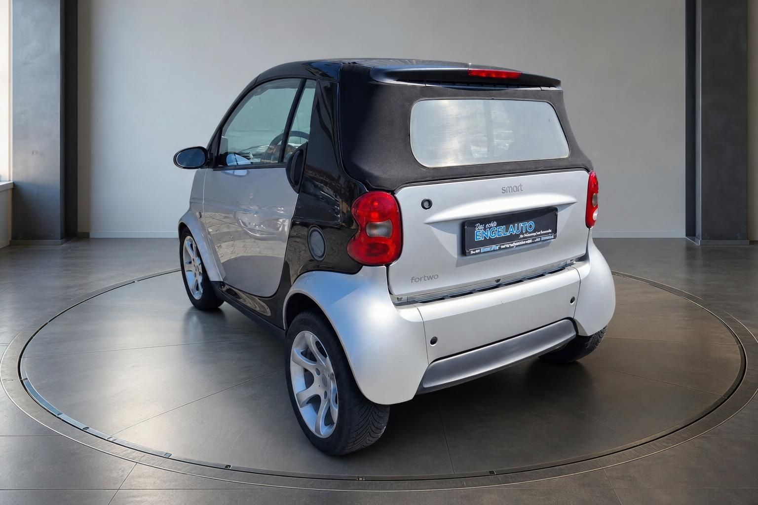 Smart Fortwo Cabrio silber-schwarz, Heckansicht auf Drehbühne