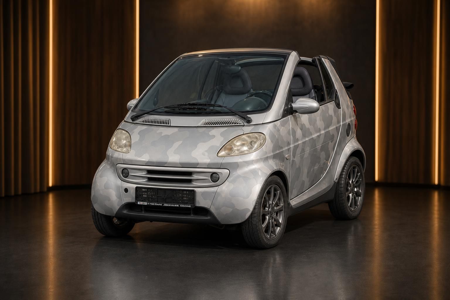 Smart Fortwo Cabrio mit Camouflage-Design, Frontansicht offen